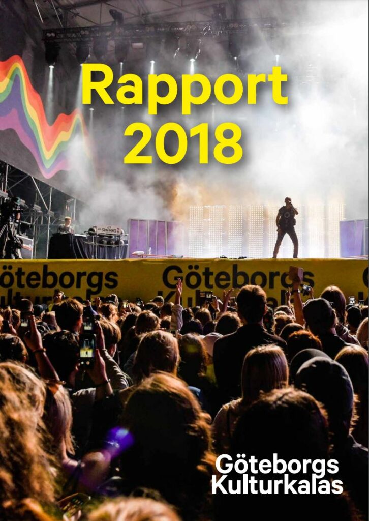 en stor publik står framför en scen där en person uppträder. på bilden står texten "Rapport 2018 Göteborgs Kulturkalas"