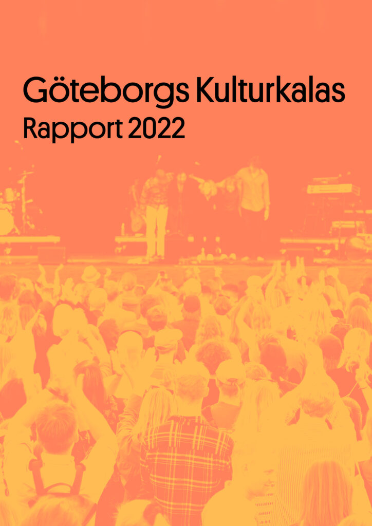 personer står framför en scen och klappar med händerna i luften. i bakgrunden står bandet och bugar för publiken. bilden är redigerad med gult och orange fotofilter.på bilden står texten "Göteborgs Kulturkalas rapport 2022"