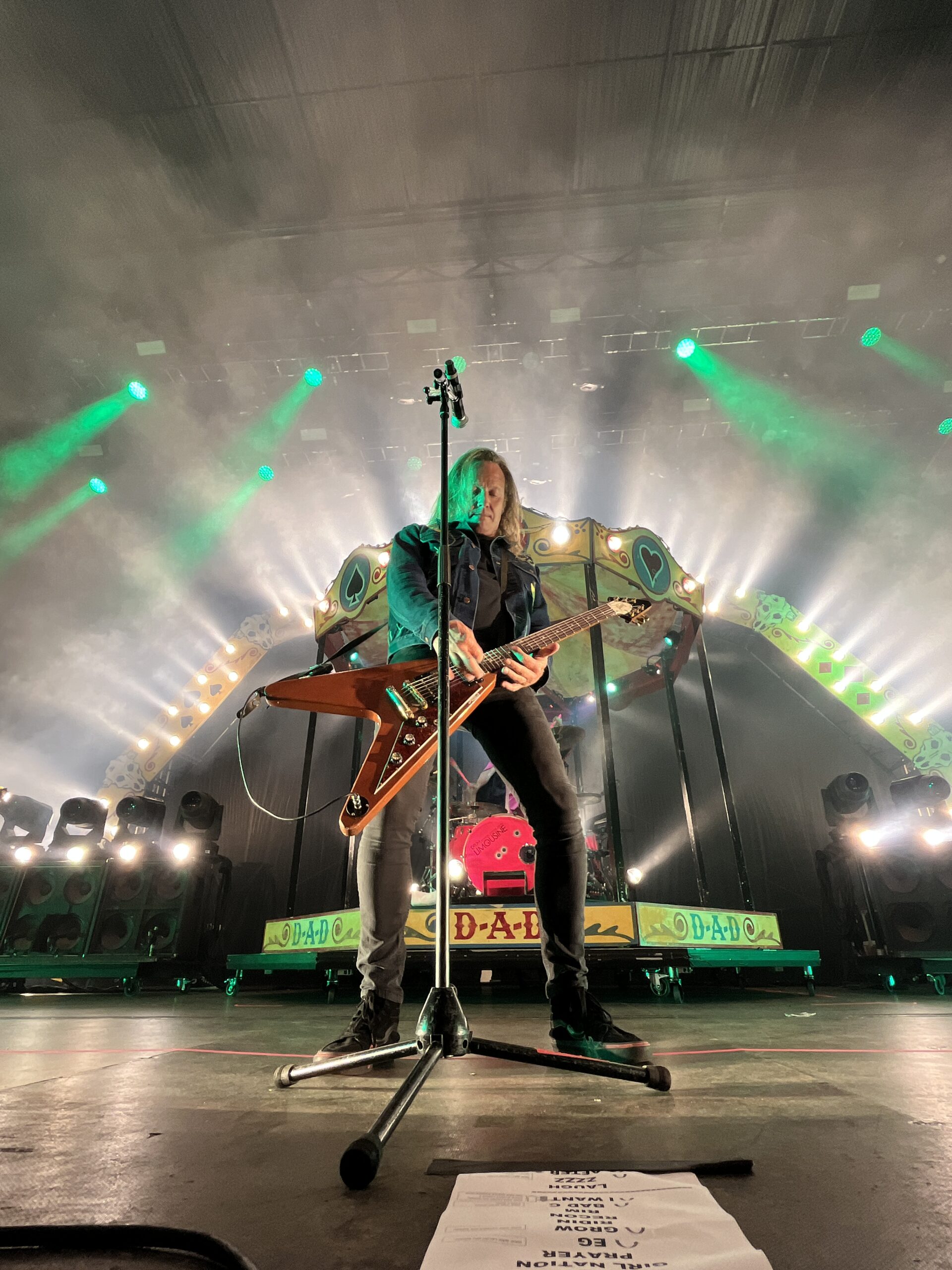 Sångaren i D-A-D, Jesper Binzer, spelar ett komplicerat gitarriff. Han har på sig mörka kläder och framför honom står ett mikrofonställ. I bakgrunden syns ett trumset som är placerat på en karusell.
